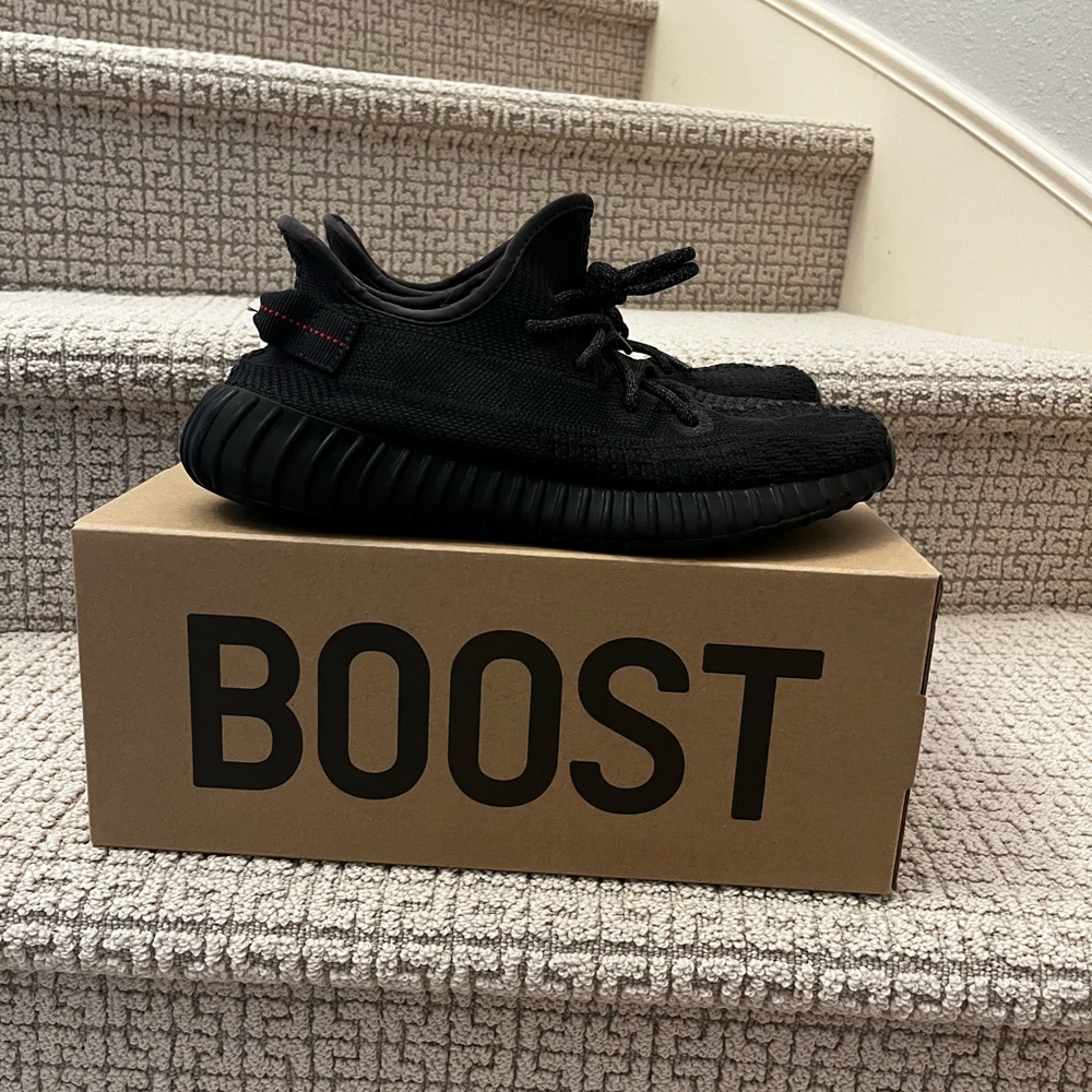 Yeezy Boost 350 v2 (black static)